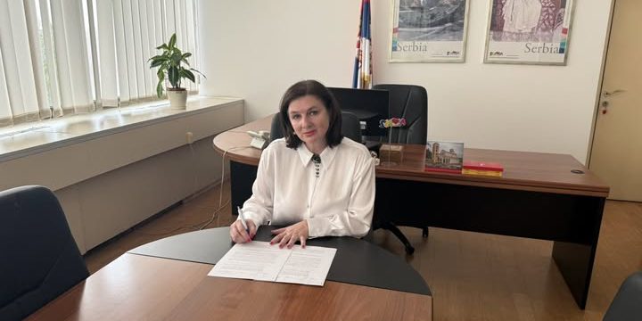 Опленачком еко-стазом са е-бициклом